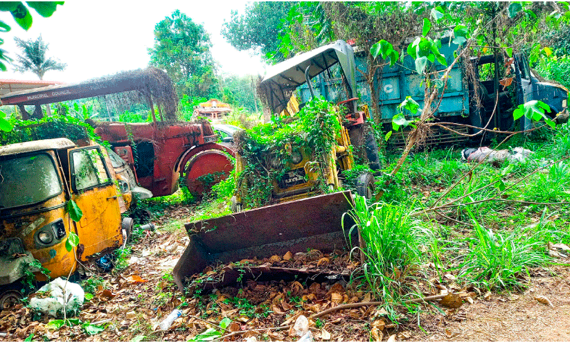 പുനലൂർ നഗരസഭയുടെ വാഹനങ്ങൾ നശിക്കുന്നു