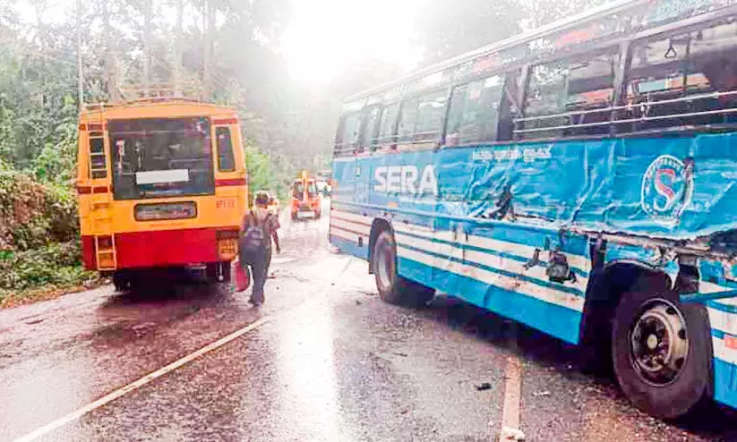 കാഞ്ഞിരപ്പള്ളിയിൽ കെ.എസ്.ആർ.ടി.സിയും സ്വകാര്യ ബസും കൂട്ടിയിടിച്ചു; 11 പേർക്ക് പരിക്ക് കാഞ്ഞിരപ്പള്ളിയിൽ കെ.എസ്.ആർ.ടി.സിയും സ്വകാര്യ ബസും കൂട്ടിയിടിച്ചു; 11 പേർക്ക് പരിക്ക്