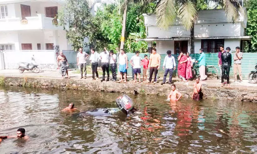 കാർ നിയന്ത്രണംവിട്ട് കനാലിൽ വീണു; ഒരാൾക്ക് പരിക്ക്