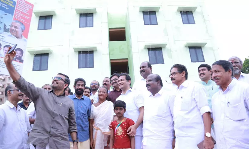 ലൈഫ് ഭവന പദ്ധതിയില് 18,000 കോടി രൂപ ചെലവഴിച്ചുവെന്ന് എം.ബി രാജേഷ് ലൈഫ് ഭവന പദ്ധതിയില് 18,000 കോടി രൂപ ചെലവഴിച്ചുവെന്ന് എം.ബി രാജേഷ്