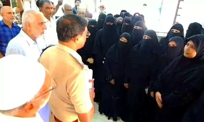 അക്രമസംഭവങ്ങൾക്കെതിരെ പരാതിയുമായി വീട്ടമ്മമാർ ഒന്നടങ്കം പൊലീസ് സ്റ്റേഷനിൽ അക്രമസംഭവങ്ങൾക്കെതിരെ പരാതിയുമായി വീട്ടമ്മമാർ ഒന്നടങ്കം പൊലീസ് സ്റ്റേഷനിൽ