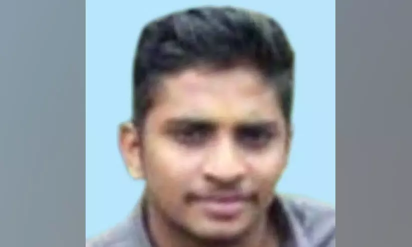 ബൈക്കിന്റെ പിന്നിൽനിന്ന് തെറിച്ചുവീണ യുവാവ് ലോറിക്കടിയിൽപെട്ട് മരിച്ചു ബൈക്കിന്റെ പിന്നിൽനിന്ന് തെറിച്ചുവീണ യുവാവ് ലോറിക്കടിയിൽപെട്ട് മരിച്ചു