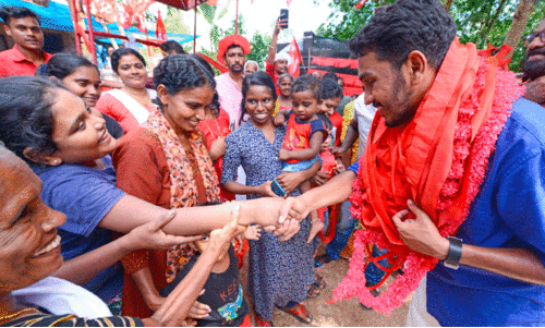 ചെ​ങ്കൊടിയേന്തി അവർ വിളിച്ചു; ജെയ്കേ... ജയിക്കണേ