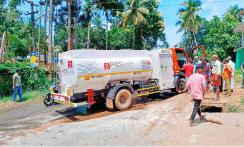 പെട്രോൾ ടാങ്കര്‍ ലോറിക്ക് തീപിടിച്ചു; ഒഴിവായത് വൻ ദുരന്തം