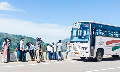 സഞ്ചാരികളുടെ മനംനിറച്ച് മൂന്നാര് ട്രിപ്പുകളുമായി കെ.എസ്.ആര്.ടി.സി സഞ്ചാരികളുടെ മനംനിറച്ച് മൂന്നാര് ട്രിപ്പുകളുമായി കെ.എസ്.ആര്.ടി.സി