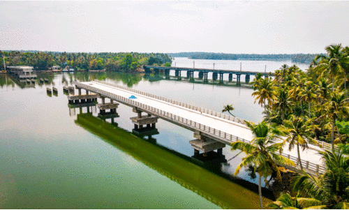 കരിനിഴൽ നീങ്ങുന്നു; പെരുമൺ–പേഴംതുരുത്ത്‌ പാലം പൂർത്തീകരണത്തിലേക്ക്