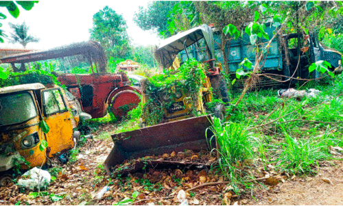 പുനലൂർ നഗരസഭയുടെ വാഹനങ്ങൾ നശിക്കുന്നു