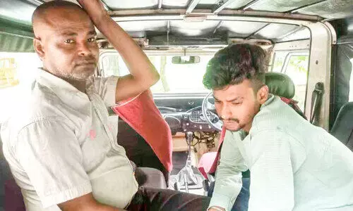 മൂന്നുകിലോ കഞ്ചാവുമായി അന്തർ സംസ്ഥാന തൊഴിലാളികൾ പിടിയിൽ മൂന്നുകിലോ കഞ്ചാവുമായി അന്തർ സംസ്ഥാന തൊഴിലാളികൾ പിടിയിൽ