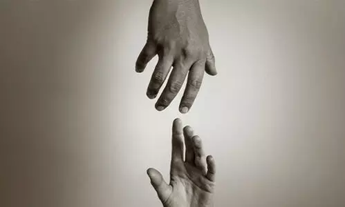 വാട്ട്‌സ്ആപ്പ് സ്റ്റാറ്റസിട്ട് ഒരു വയസ്സുള്ള മകളുമായി യുവതി കെട്ടിടത്തിൽ നിന്ന് ചാടി; ഇരുവരും മരിച്ചു