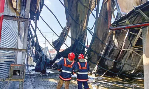 കഞ്ചിക്കോട് കിടക്ക നിര്‍മാണ കമ്പനിയില്‍ തീപിടിത്തം, ലക്ഷങ്ങളുടെ നഷ്ടം