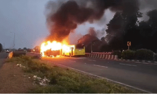 മറാത്താ ക്വാട്ട പ്രതിഷേധം: ബസ് കത്തിച്ച് പ്രക്ഷോഭകർ