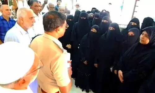 അക്രമസംഭവങ്ങൾക്കെതിരെ പരാതിയുമായി വീട്ടമ്മമാർ ഒന്നടങ്കം പൊലീസ് സ്റ്റേഷനിൽ