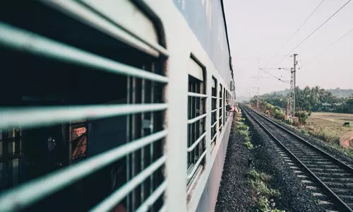 ട്രെ​യി​നി​ന് ക​ല്ലെ​റി​ഞ്ഞ വി​ദ്യാ​ർ​ഥി സം​ഘം പി​ടി​യി​ൽ