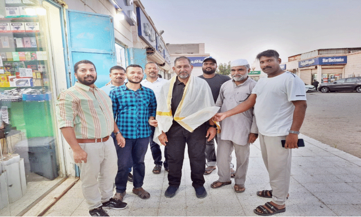 അ​ഷ്‌​റ​ഫ്‌ മാ​വി​ലാ​ട​ത്തി​ന് തൂ​വ​ൽ പ്ര​വാ​സി    മ​ല​യാ​ളി കൂ​ട്ടാ​യ്മ​യു​ടെ യാ​ത്ര​യ​യ​പ്പ്