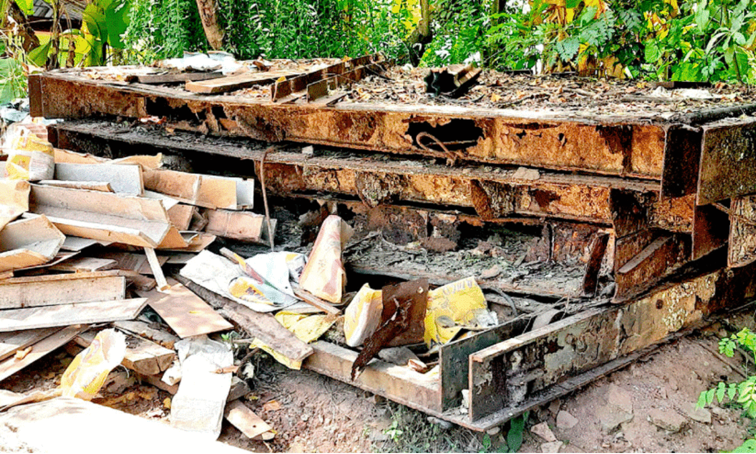 മോട്ടോറുകളും ഇരുമ്പുപാളികളും നശിക്കുന്നു