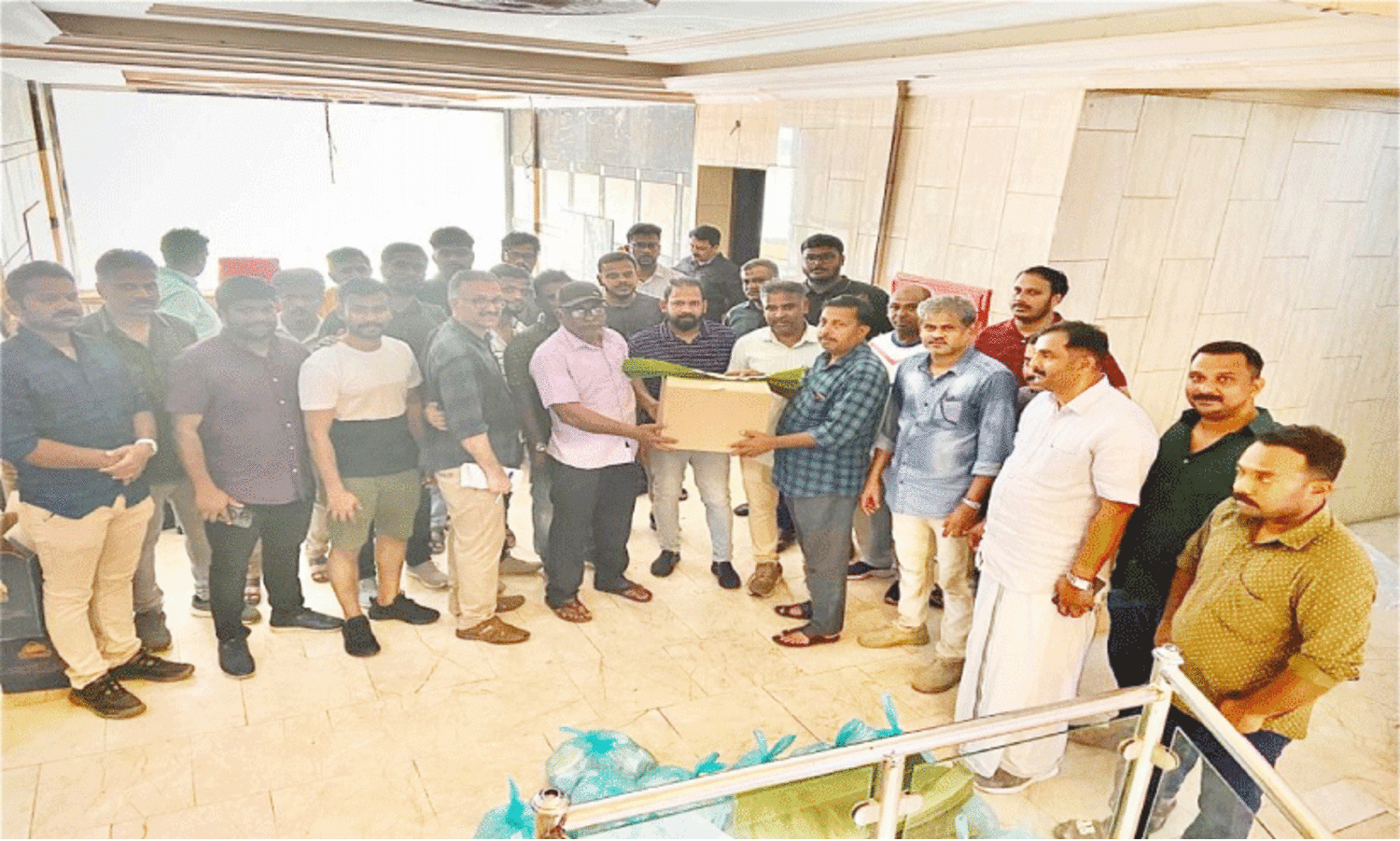 ക​രു​വാ​ര​കു​ണ്ട് പാ​ലി​യേ​റ്റി​വ്    ഓ​ണ​സ​ദ്യ വി​ത​ര​ണം