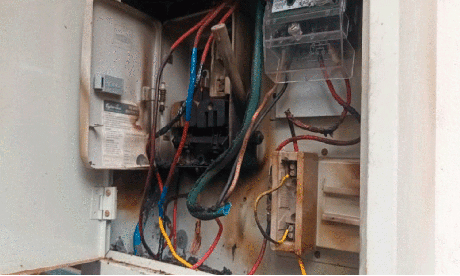 വില്ലേജ് ഓഫിസിനുനേരെ ആക്രമണം; മീറ്റര്‍ ബോക്‌സില്‍ പേപ്പർതിരുകി കത്തിച്ചു