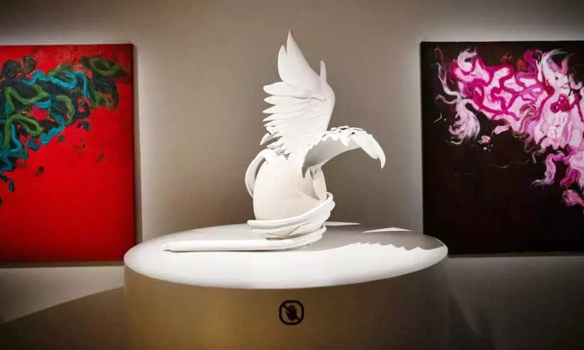 ഫ​യ​ർ സ്റ്റേ​ഷ​നി​ൽ ആ​രം​ഭി​ച്ച ‘ദ ​പ്ര​സ​ന്റ്; ദ ​ഫ്യൂ​ച്ച​ർ ഓ​ഫ് ദ ​പാ​സ്റ്റ്’ പ്ര​ദ​ർ​ശ​ന​ത്തി​ലെ ക​ലാ​സൃ​ഷ്ടി