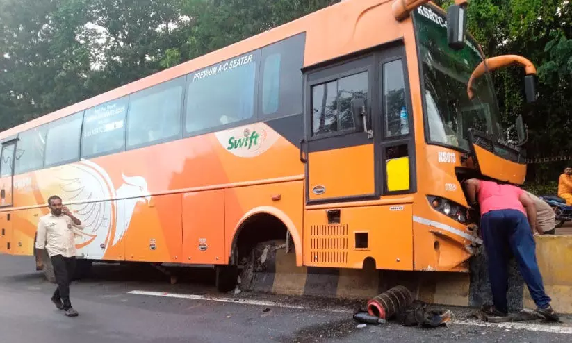 മൈസൂരുവിൽ സ്വിഫ്റ്റ് ബസ് ഡിവൈഡറിൽ ഇടിച്ചുകയറി; ആക്സിൽ ഒടിഞ്ഞു മൈസൂരുവിൽ സ്വിഫ്റ്റ് ബസ് ഡിവൈഡറിൽ ഇടിച്ചുകയറി; ആക്സിൽ ഒടിഞ്ഞു
