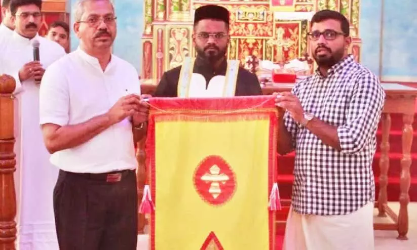 വി​ശു​ദ്ധ ദൈ​വ​മാ​താ​വി​ന്‍റെ ജ​ന​ന പെ​രു​ന്നാ​ളി​ന് ഇ​ട​വ​ക വി​കാ​രി ഫാ. ​എ​ൽ​ദോ​സ് കാ​വാ​ട്ട് കൊ​ടി​യേ​റ്റു​ന്നു