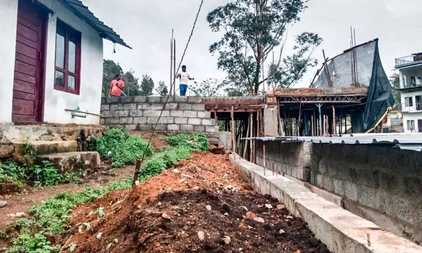 ഭൂ​മാ​ഫി​യ സ​ജീ​വം; മൂന്നാർ മേഖലയിൽ അനധികൃത നിർമാണങ്ങൾ തകൃതി