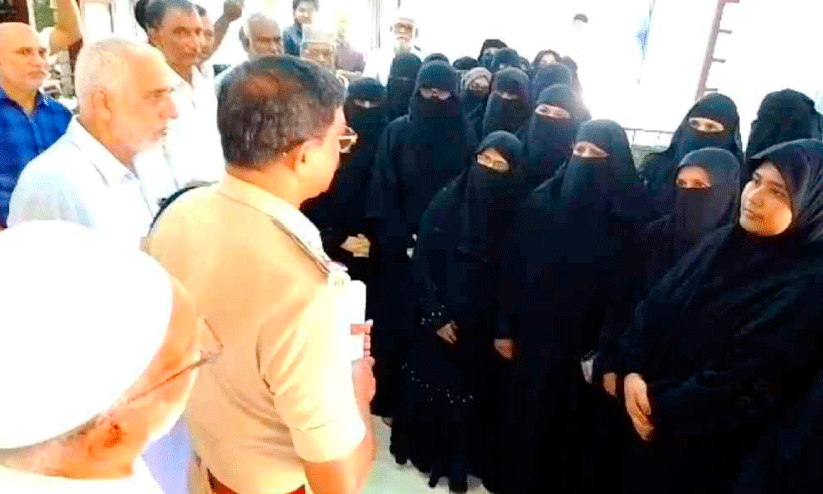 കൈക്കോട്ടുകടവിലെ അക്രമ സംഭവങ്ങൾ; പരാതിയുമായി സ്ത്രീകൾ പൊലീസ് സ്റ്റേഷനിൽ കൈക്കോട്ടുകടവിലെ അക്രമ സംഭവങ്ങൾ; പരാതിയുമായി സ്ത്രീകൾ പൊലീസ് സ്റ്റേഷനിൽ