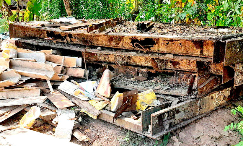 മോട്ടോറുകളും ഇരുമ്പുപാളികളും നശിക്കുന്നു മോട്ടോറുകളും ഇരുമ്പുപാളികളും നശിക്കുന്നു