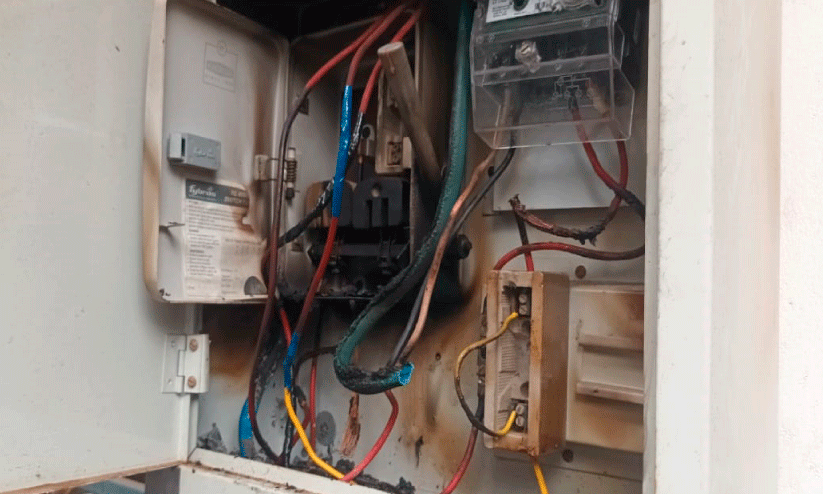 വില്ലേജ് ഓഫിസിനുനേരെ ആക്രമണം; മീറ്റര് ബോക്സില് പേപ്പർതിരുകി കത്തിച്ചു വില്ലേജ് ഓഫിസിനുനേരെ ആക്രമണം; മീറ്റര് ബോക്സില് പേപ്പർതിരുകി കത്തിച്ചു