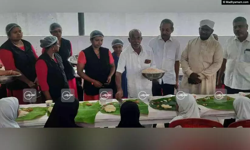 മകന്‍റെ കല്യാണത്തിന് 200 മദ്റസ വിദ്യാർഥികൾക്ക് സദ്യ വിളമ്പി കരുണാകരൻ