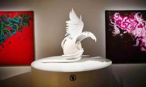 ഫ​യ​ർ സ്റ്റേ​ഷ​നി​ൽ ആ​രം​ഭി​ച്ച ‘ദ ​പ്ര​സ​ന്റ്; ദ ​ഫ്യൂ​ച്ച​ർ ഓ​ഫ് ദ ​പാ​സ്റ്റ്’ പ്ര​ദ​ർ​ശ​ന​ത്തി​ലെ ക​ലാ​സൃ​ഷ്ടി