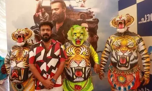 kunchacko boban  Chaver Team  joins  Pulikali  team of  Viyyur Central