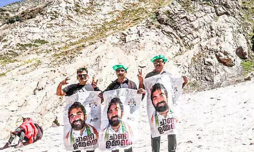 പുതുപ്പള്ളി തെരഞ്ഞെടുപ്പ് ചൂട് കശ്മീരിലെത്തിച്ച് കോതമംഗലം സ്വദേശികൾ