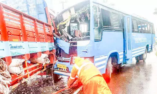 ബസും ലോറിയും കൂട്ടിയിടിച്ച് ആറുപേർക്ക് പരിക്ക് ബസും ലോറിയും കൂട്ടിയിടിച്ച് ആറുപേർക്ക് പരിക്ക്
