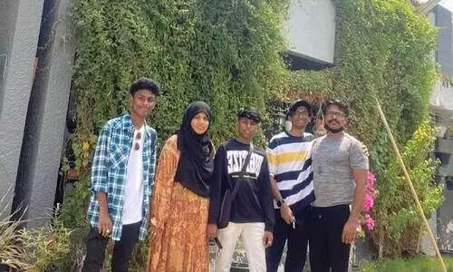 അ​റ​ക്ക​ൽ സി​ദ്ധീ​ഖും കുടുംബവും ഷാ​ർ​ജ ഹൈ​ഫ​യി​ലെ വില്ലക്ക് മുമ്പിൽ