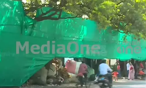 ജി 20 ഉച്ചകോടി: ഡൽഹിയിലെ ചേരികൾ ഷീറ്റ് കെട്ടി മറച്ച് അധികൃതർ