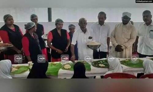 മകന്‍റെ കല്യാണത്തിന് 200 മദ്റസ വിദ്യാർഥികൾക്ക് സദ്യ വിളമ്പി കരുണാകരൻ