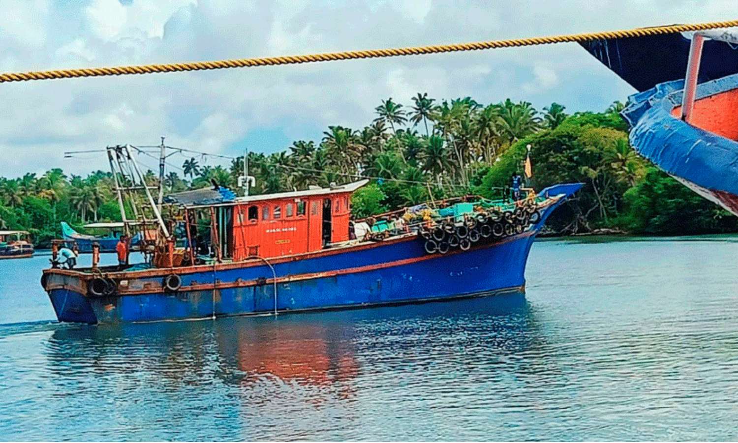 അനധികൃത മത്സ്യബന്ധനം: ബോട്ട് പിടിച്ചെടുത്തു