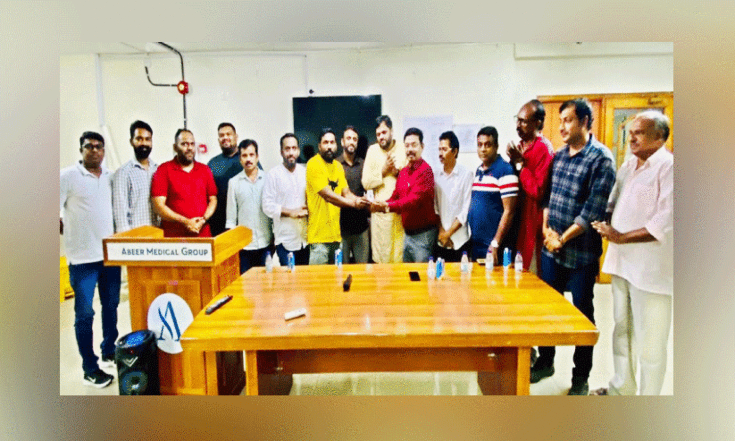 ഒ.​ഐ.​സി.​സി കോ​ഴി​ക്കോ​ട് ജി​ല്ല    ക​മ്മി​റ്റി അം​ഗ​ത്വ കാ​ർ​ഡ് വി​ത​ര​ണം