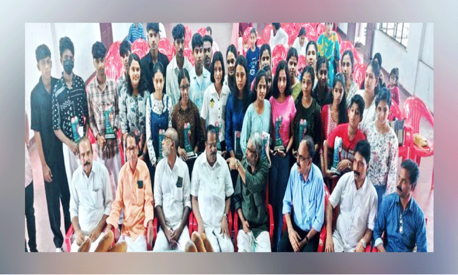 കേ​ളി വി​ദ്യാ​ഭ്യാ​സ പു​ര​സ്കാ​ര​ങ്ങ​ൾ    ക​ണ്ണൂ​ർ ജി​ല്ല​യി​ൽ വി​ത​ര​ണം ചെ​യ്​​തു