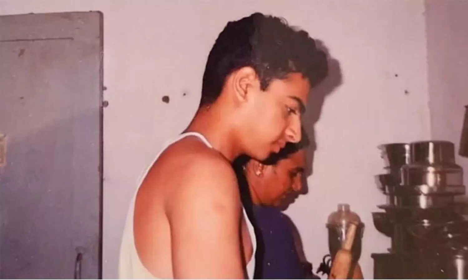 ‘അമ്മയെ കിച്ചനിൽ സഹായിക്കുന്നു’; ഓർമ ചിത്രവുമായി പ്രിയ നടൻ