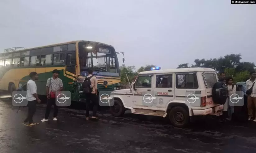 എടക്കാട് റെയിൽവേ സ്റ്റേഷന് സമീപം വാഹനാപകടം; ഗതാഗതം തടസപ്പെട്ടു