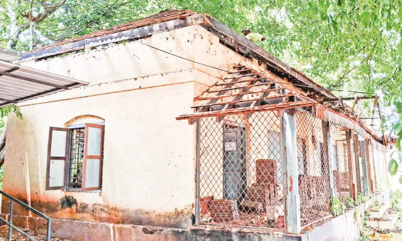 നൂ​റ്റാ​ണ്ട് പ​ഴ​ക്ക​മു​ള്ള മ​ങ്ക​ട ആ​യു​ർ​വേ​ദ ഡി​സ്പെ​ൻ​സ​റി കെ​ട്ടി​ടം പൊ​ളി​ക്കു​ന്നു