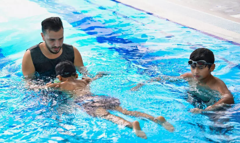 കു​ട്ടി​ക​ളെ നീ​ന്ത​ല്‍ പ​രി​ശീ​ലി​പ്പി​ച്ച്​ അ​ജ്മാ​ന്‍ പൊ​ലീ​സ് ക്ല​ബ്