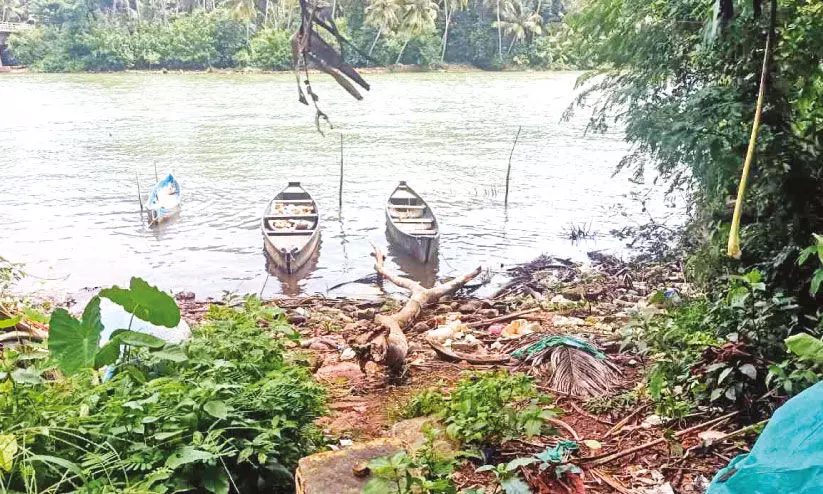 ഒലിപ്രംകടവിലെ തോണിക്കടവുകൾ വിസ്‌മൃതിയിലേക്ക്