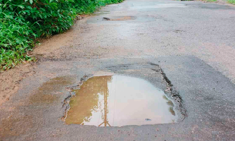 റോഡിലെ കുഴികൾ; മാസങ്ങളായിട്ടും പരിഹാരമായില്ല റോഡിലെ കുഴികൾ; മാസങ്ങളായിട്ടും പരിഹാരമായില്ല