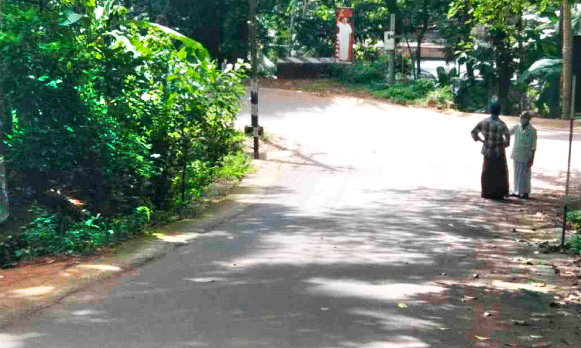 കൊടുവള്ളി ആസാദ് റോഡിൽ മാട്ടുപ്പൊയിലിൽ അപകടങ്ങൾ പതിവാകുന്നു കൊടുവള്ളി ആസാദ് റോഡിൽ മാട്ടുപ്പൊയിലിൽ അപകടങ്ങൾ പതിവാകുന്നു