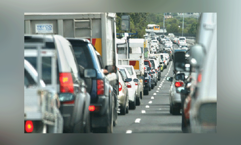 സ്കൂ​ളു​ക​ള്‍ തു​റ​ന്ന​തോ​ടെ    റോ​ഡി​ൽ തി​ര​ക്കേ​റി