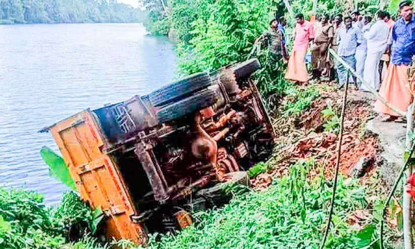 തലയോലപ്പറമ്പിൽ ലോറി പുഴയിലേക്ക്​ മറിഞ്ഞു