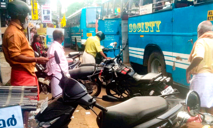പാർക്കിങ് കേന്ദ്രങ്ങളായി ബസ്​ സ്‌റ്റോപ്പുകൾ; ഭരണിക്കാവിൽ യാത്രക്കാർ വലയുന്നു
