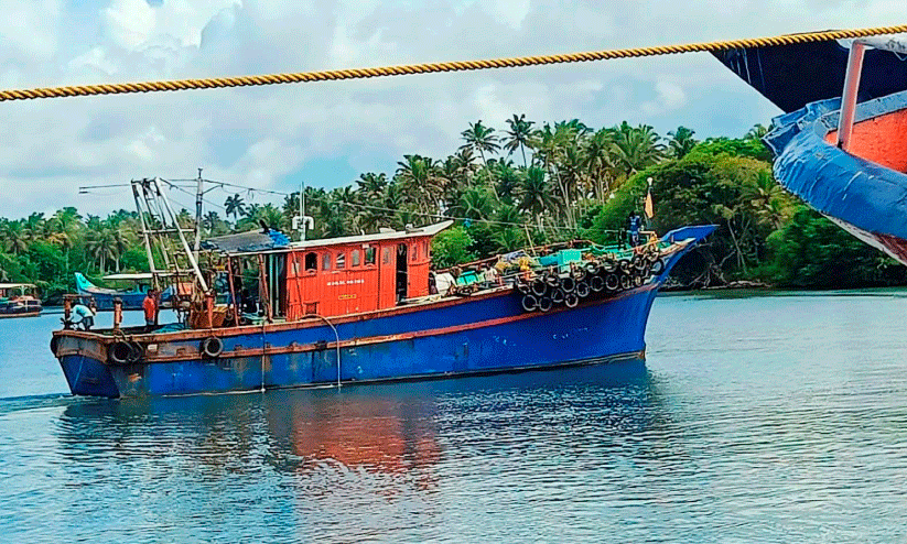 അനധികൃത മത്സ്യബന്ധനം: ബോട്ട് പിടിച്ചെടുത്തു അനധികൃത മത്സ്യബന്ധനം: ബോട്ട് പിടിച്ചെടുത്തു